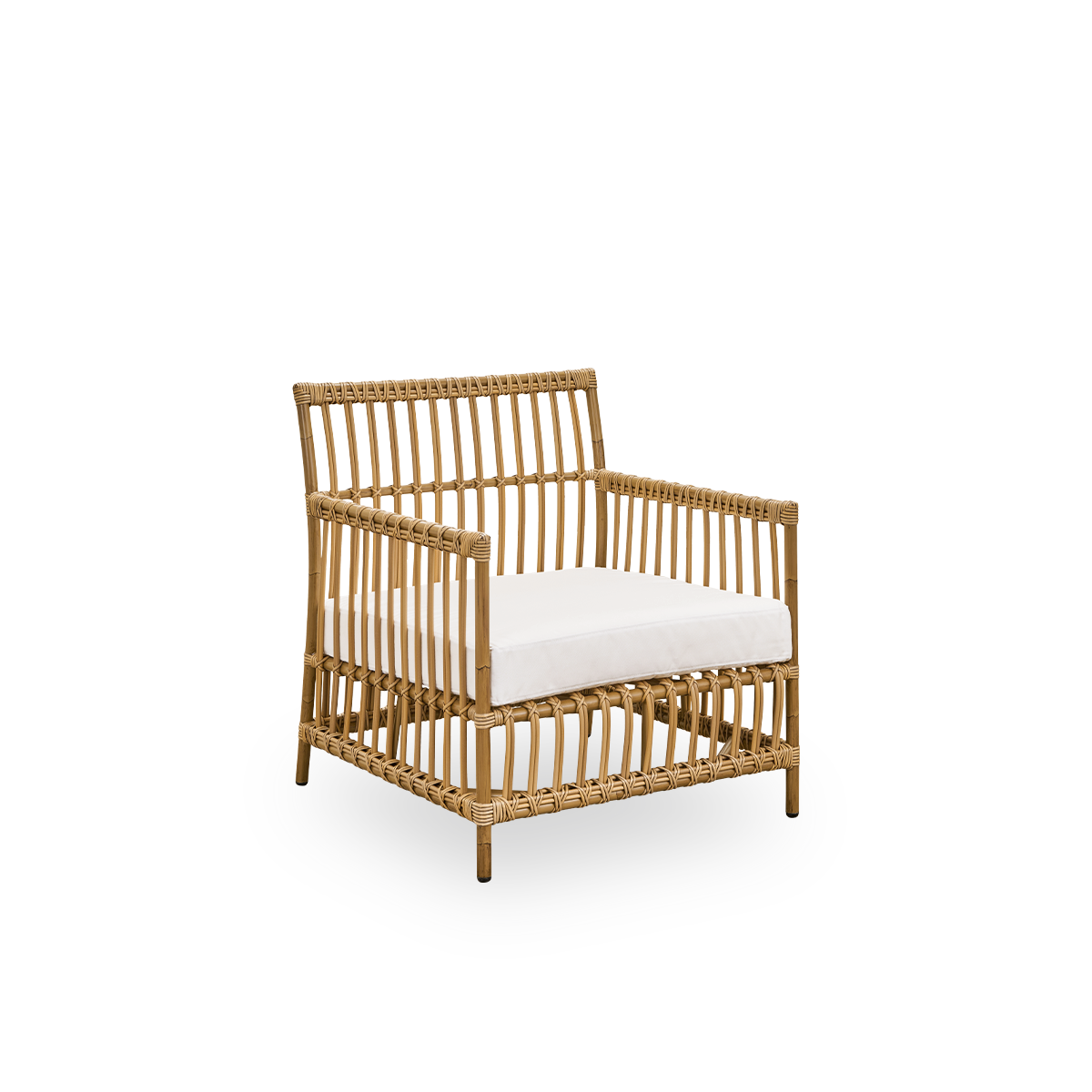 Seitenansicht des Caroline Outdoor-Lounge-Stuhls in der Farbe Antique Brown, schlichtes und elegantes dänisches Design. Der Rahmen des Stuhls besteht aus Aluminium mit eleganten ArtFibre-Details. Das Design ist minimalistisch und elegant.