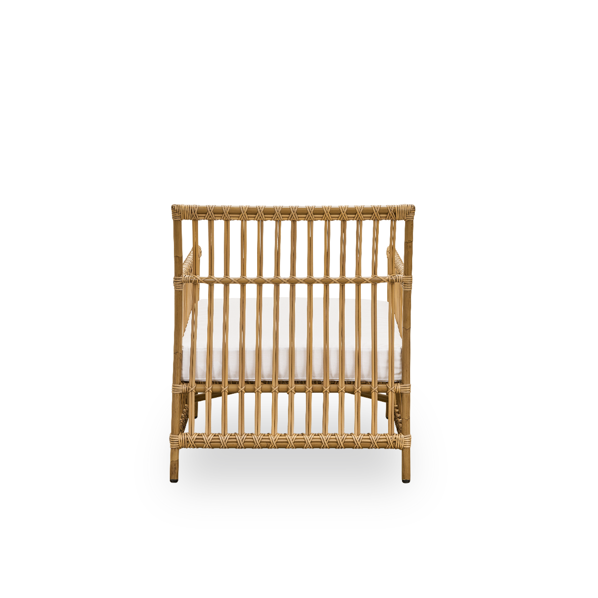 Rückansicht des Caroline-Außen-Loungesessels in der Farbe Antikbraun, schlichtes und elegantes dänisches Design. Der Rahmen des Stuhls besteht aus Aluminium mit eleganten ArtFibre-Details. Das Design ist minimalistisch und elegant.