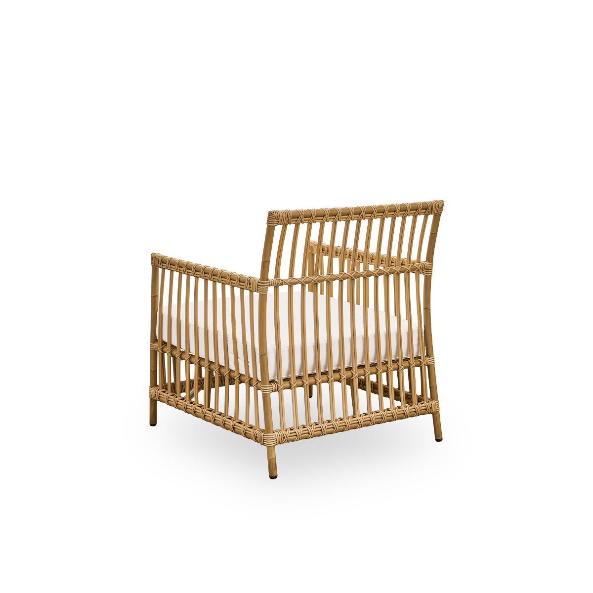 Rückansicht des Caroline-Außen-Loungesessels in der Farbe Antikbraun, schlichtes und elegantes dänisches Design. Der Rahmen des Stuhls besteht aus Aluminium mit eleganten ArtFibre-Details. Das Design ist minimalistisch und elegant.