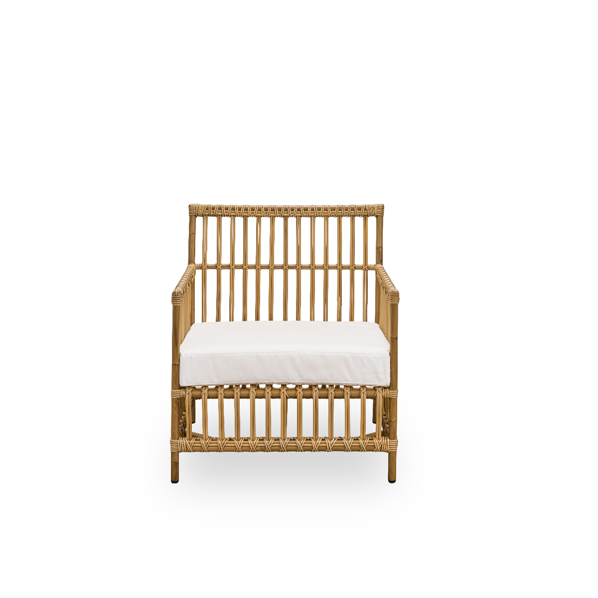Vorderansicht des Caroline Exterior Loungesessels in der Farbe Antique Brown, schlichtes und elegantes dänisches Design. Der Rahmen des Stuhls besteht aus Aluminium mit eleganten ArtFibre-Details. Das Design ist minimalistisch und elegant.