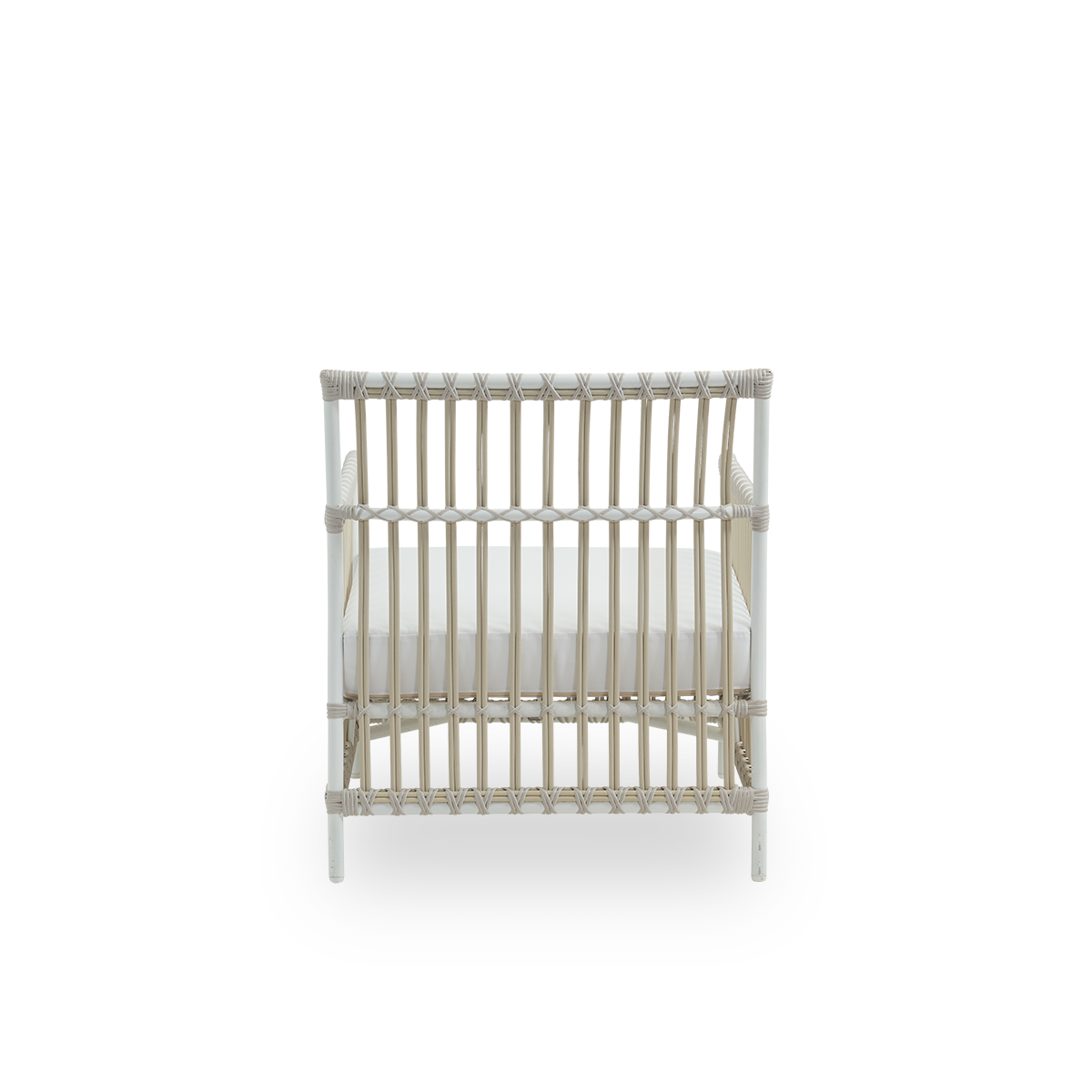 Rückansicht des Caroline-Außen-Loungesessels in der Farbe Taubenweiß, präsentiert in schlichtem und elegantem dänischem Design. Der Rahmen des Stuhls besteht aus Aluminium mit eleganten ArtFibre-Details. Der Stuhl hat eine gemütliche und beruhigende Ausst