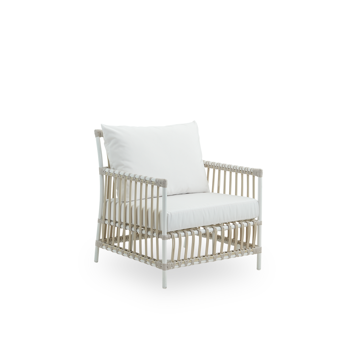 Seitenansicht des Caroline Outdoor-Lounge-Stuhls in der Farbe Dove White, präsentiert in schlichtem und elegantem dänischem Design. Der Rahmen des Stuhls besteht aus Aluminium mit eleganten ArtFibre-Details. Der Stuhl wirkt gemütlich und beruhigend.