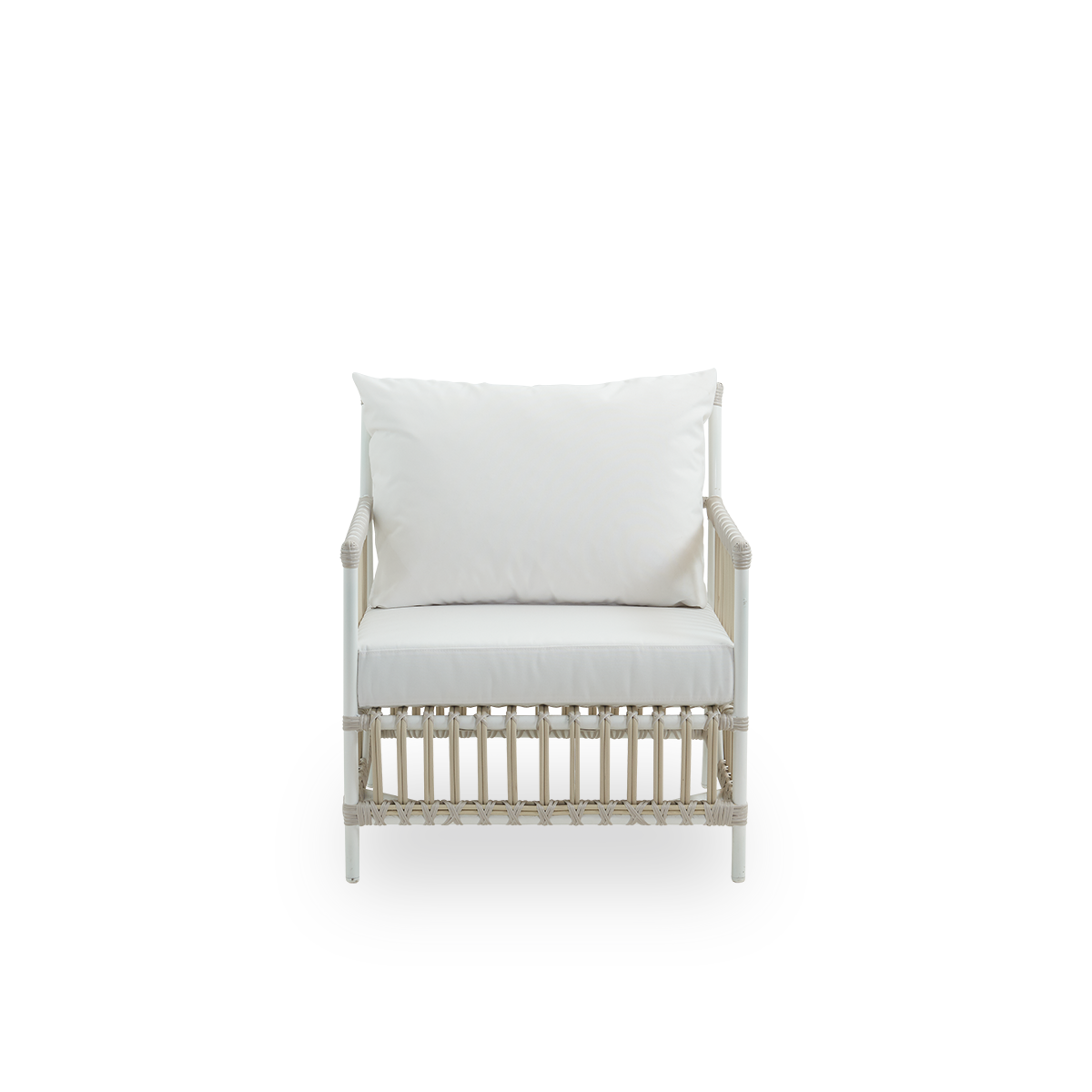 Vorderansicht des Caroline Exterior Loungesessels in der Farbe Dove White, präsentiert in schlichtem und elegantem dänischem Design. Der Rahmen des Stuhls besteht aus Aluminium mit eleganten ArtFibre-Details. Der Stuhl hat eine gemütliche und beruhigende