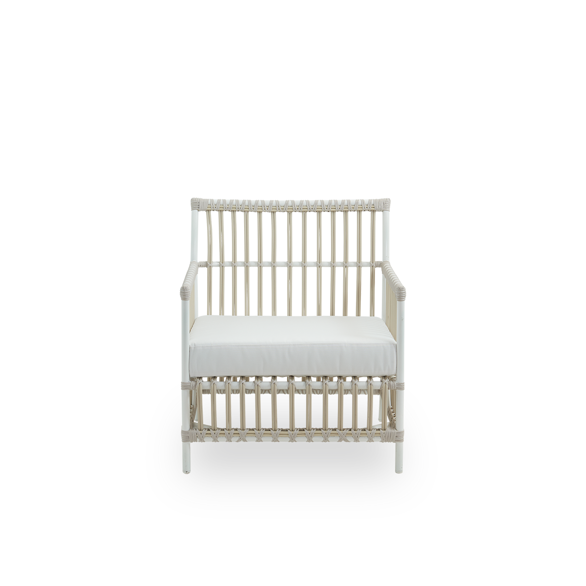 Vorderansicht des Caroline Exterior Loungesessels in der Farbe Dove White, präsentiert in schlichtem und elegantem dänischem Design. Der Rahmen des Stuhls besteht aus Aluminium mit eleganten ArtFibre-Details. Der Stuhl hat eine gemütliche und beruhigende