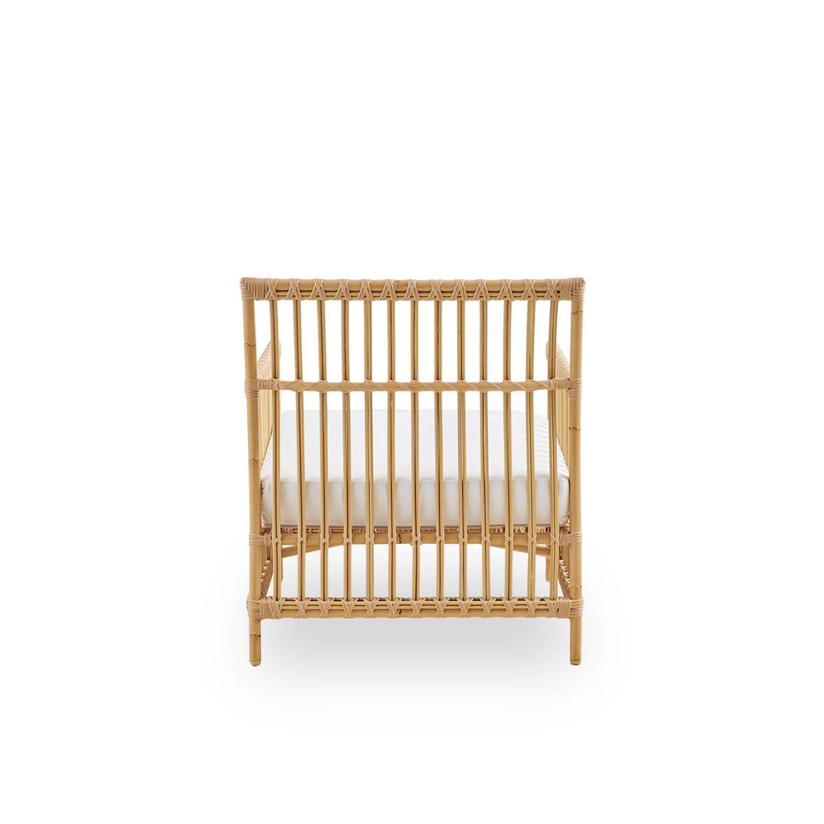 Rückansicht des Caroline-Außen-Loungesessels in der Farbe Natur, handbemalt, um wie Rattan auszusehen. Der Rahmen des Stuhls besteht aus Aluminium mit eleganten ArtFibre-Details. Das Design ist minimalistisch und elegant.