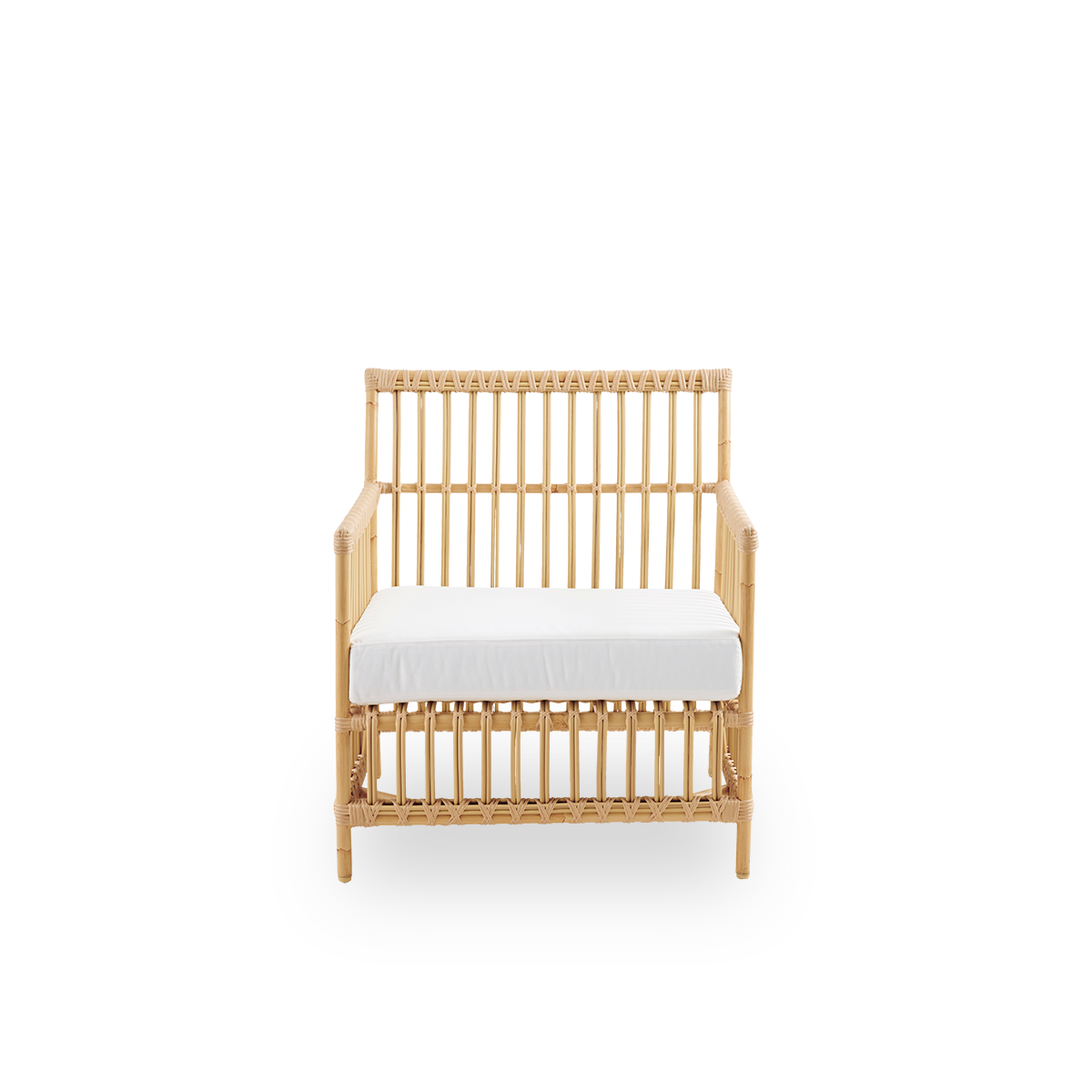 Vorderansicht des Caroline Exterior Loungesessels in der Farbe Natural, handbemalt, um wie Rattan auszusehen. Der Rahmen des Stuhls besteht aus Aluminium mit eleganten ArtFibre-Details. Das Design ist minimalistisch und elegant.