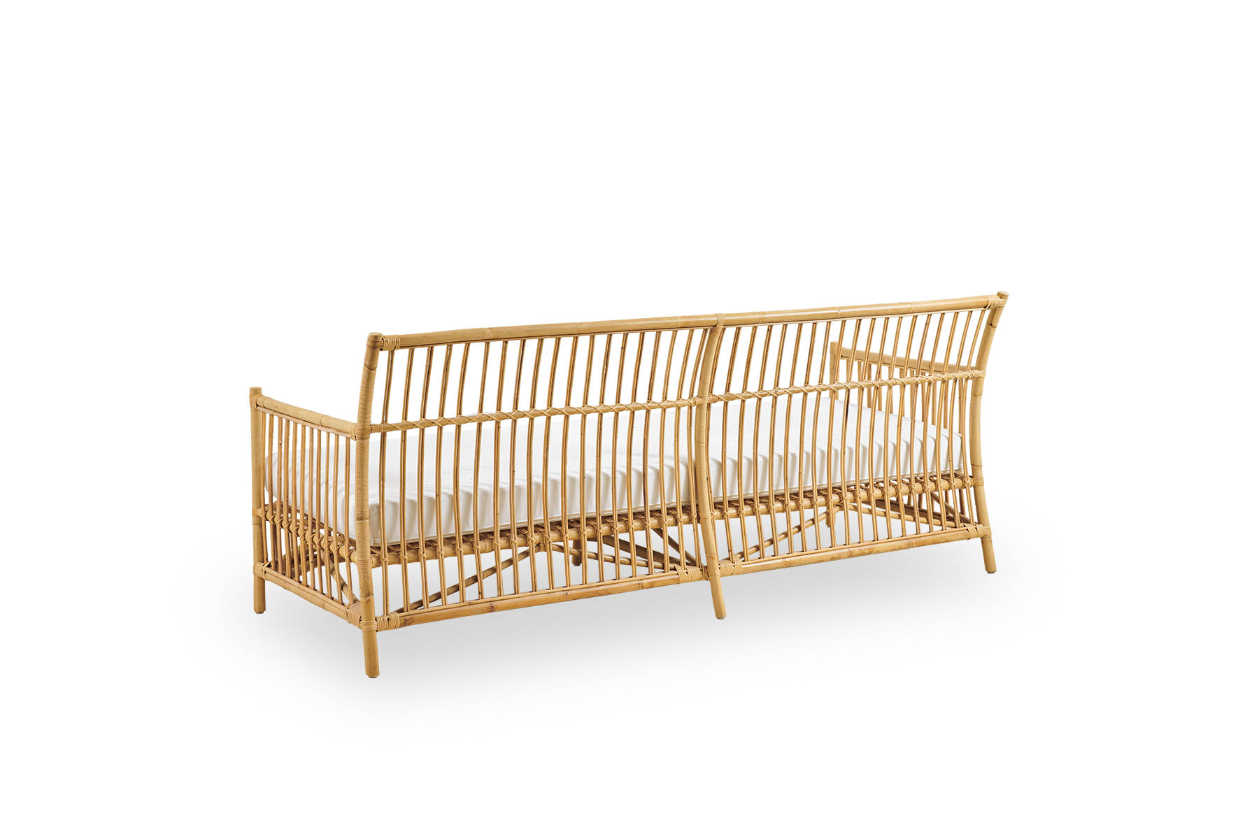 Rückansicht des Caroline-Außensofas für drei Personen in der Farbe Natur, schlichtes und elegantes dänisches Design. Aluminiumrahmen in Rattanoptik mit ArtFibre-Bindungen.