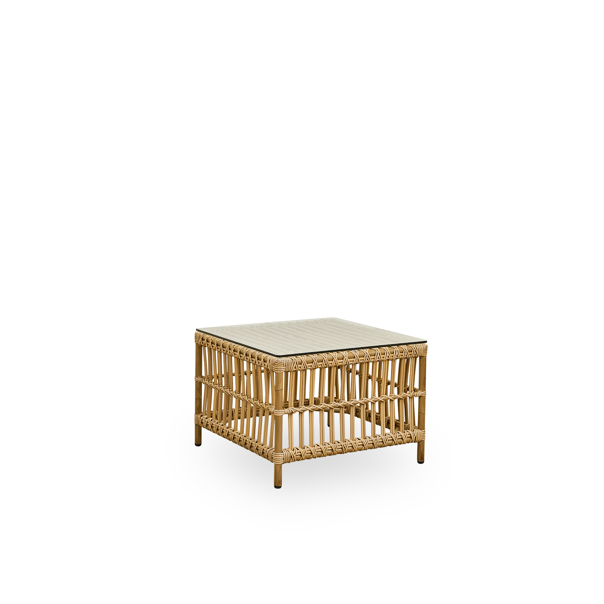 Seitenansicht des Caroline Outdoor-Beistelltischs in der Farbe Antique, der wie braun getöntes Rattan aussieht. Ein kleiner, quadratischer Outdoor-Beistelltisch, der einzigartige Stabilität und Haltbarkeit bietet. Der Rahmen besteht aus Aluminium mit eleg