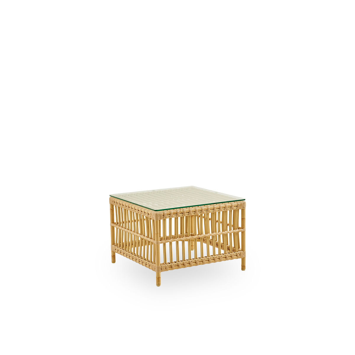 Seitenansicht des Caroline Outdoor-Beistelltischs in der Farbe Natural, der wie Rattan aussieht. Ein kleiner, eleganter Outdoor-Beistelltisch, der einzigartige Stabilität und Haltbarkeit bietet. Der Rahmen besteht aus Aluminium mit eleganten ArtFibre-Deta