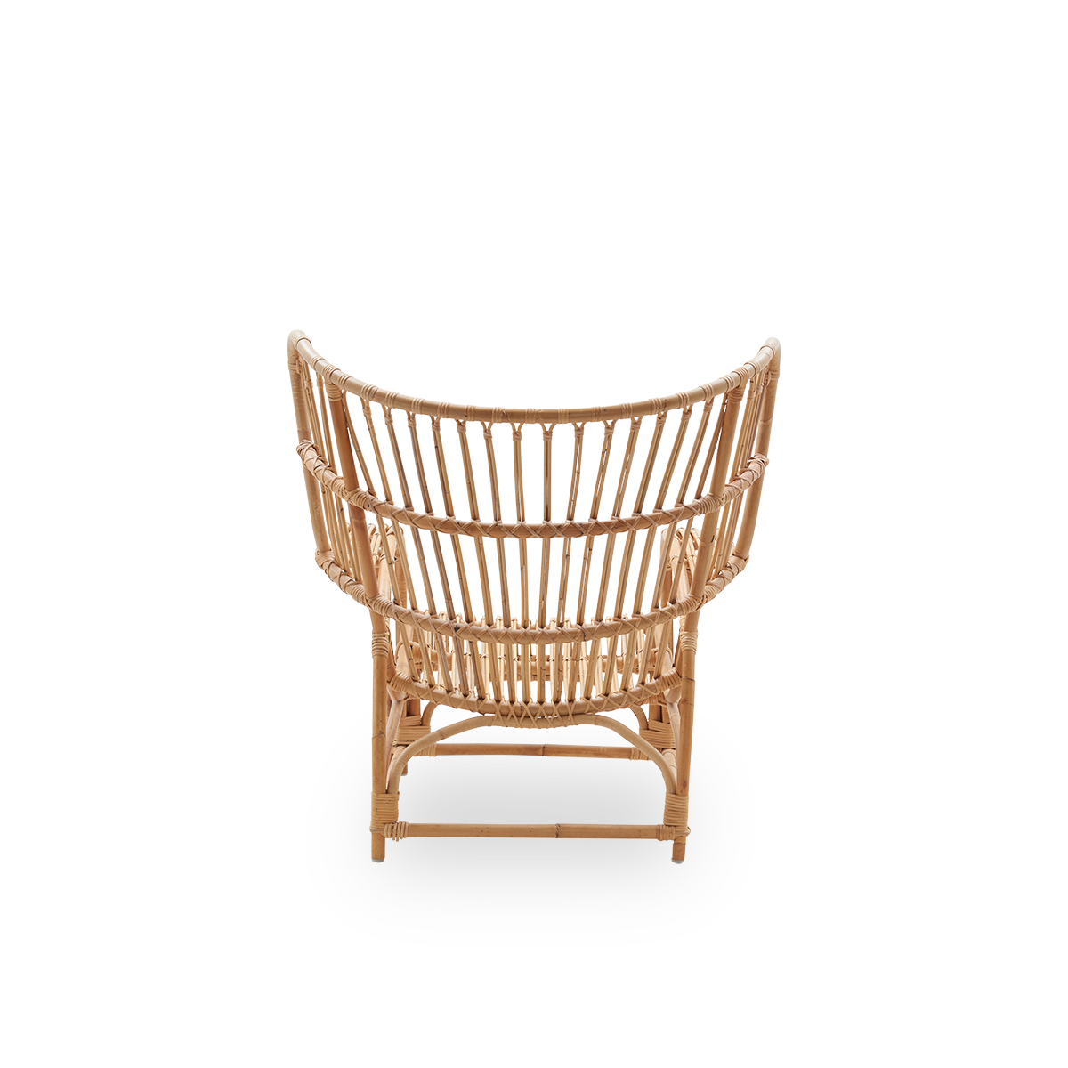 Seitenansicht des Teddy Loungestuhls von Viggo Boesen, großer, umschließender Loungesessel inspiriert vom Wing Chair des 19. Jahrhunderts. Handgefertigt aus hochwertigem indonesischem Rattan.