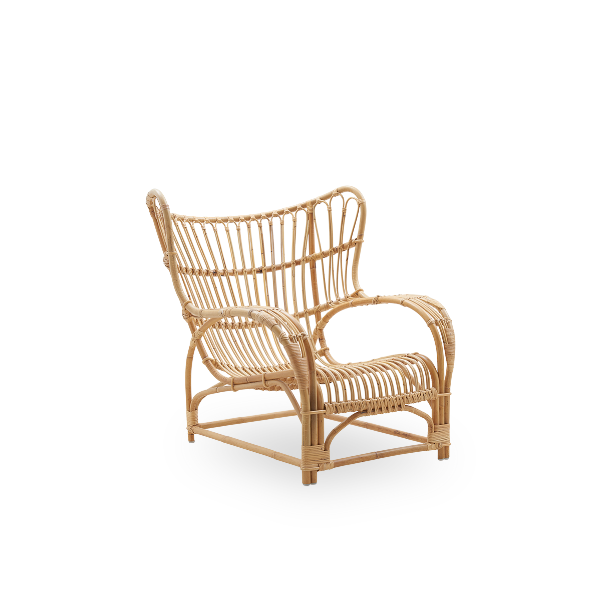 Seitenansicht des Teddy Loungestuhls von Viggo Boesen, großer, umschließender Loungesessel inspiriert vom Wing Chair des 19. Jahrhunderts. Handgefertigt aus hochwertigem indonesischem Rattan.