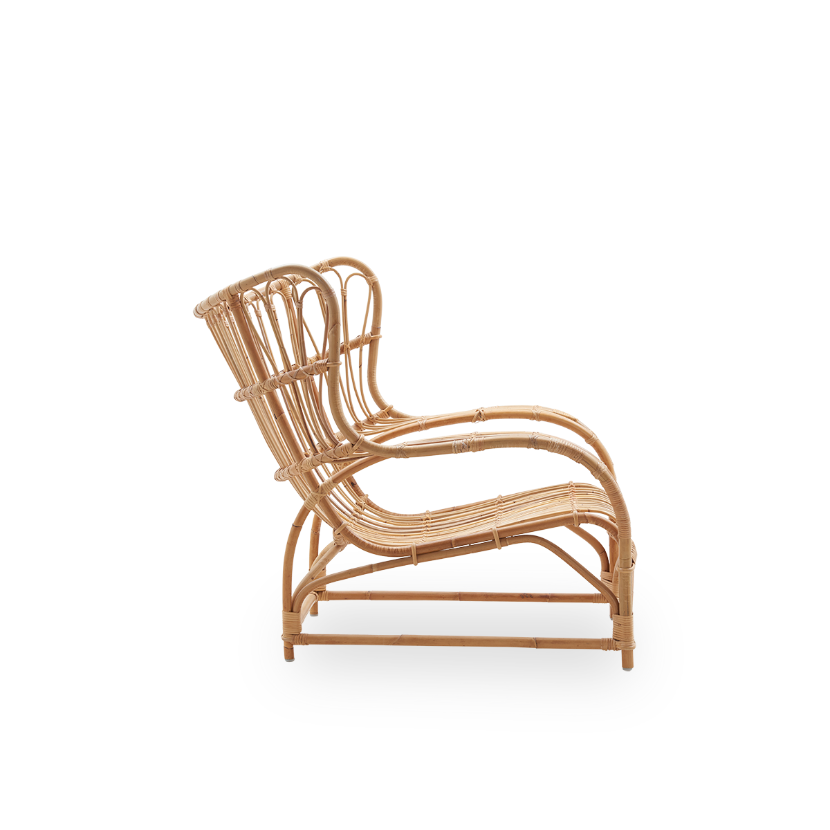 Einfache Seitenansicht des Teddy Lounge-Sessels von Viggo Boesen, ein großer, umarmender Lounge-Sessel, inspiriert vom klassischen Ohrensessel des 19. Jahrhunderts. Handgefertigt aus hochwertigem indonesischem Rattan.