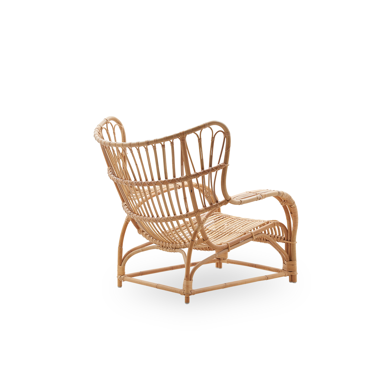 Einfache Rückansicht des Teddy Lounge-Stuhls von Viggo Boesen, ein großer, umschließender Lounge-Stuhl, inspiriert vom Ohrensessel des 19. Jahrhunderts. Handgefertigt aus hochwertigem indonesischem Rattan.