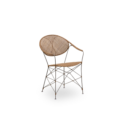 Seitenansicht des Funky Essstuhls, entworfen von Yuzuru Yamakawa. Der Stuhl hat einen Stahlrahmen mit handgeflochtenem Sitz und Rückenlehne aus hochwertigem indonesischem Rattan in Haselnussfarbe.