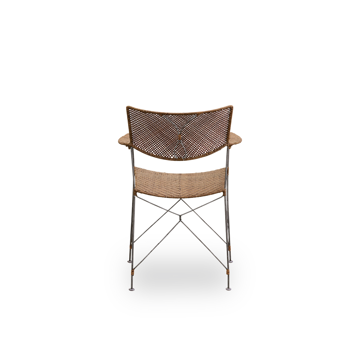 Rückansicht des Rap-Essstuhls, entworfen von Yuzuru Yamakawa. Stahlrahmen mit handgeflochtenem Sitz und Rückenlehne aus indonesischem Rattan. Leichter Stuhl, der japanisches Design mit traditioneller indonesischer Handwerkskunst verbindet.