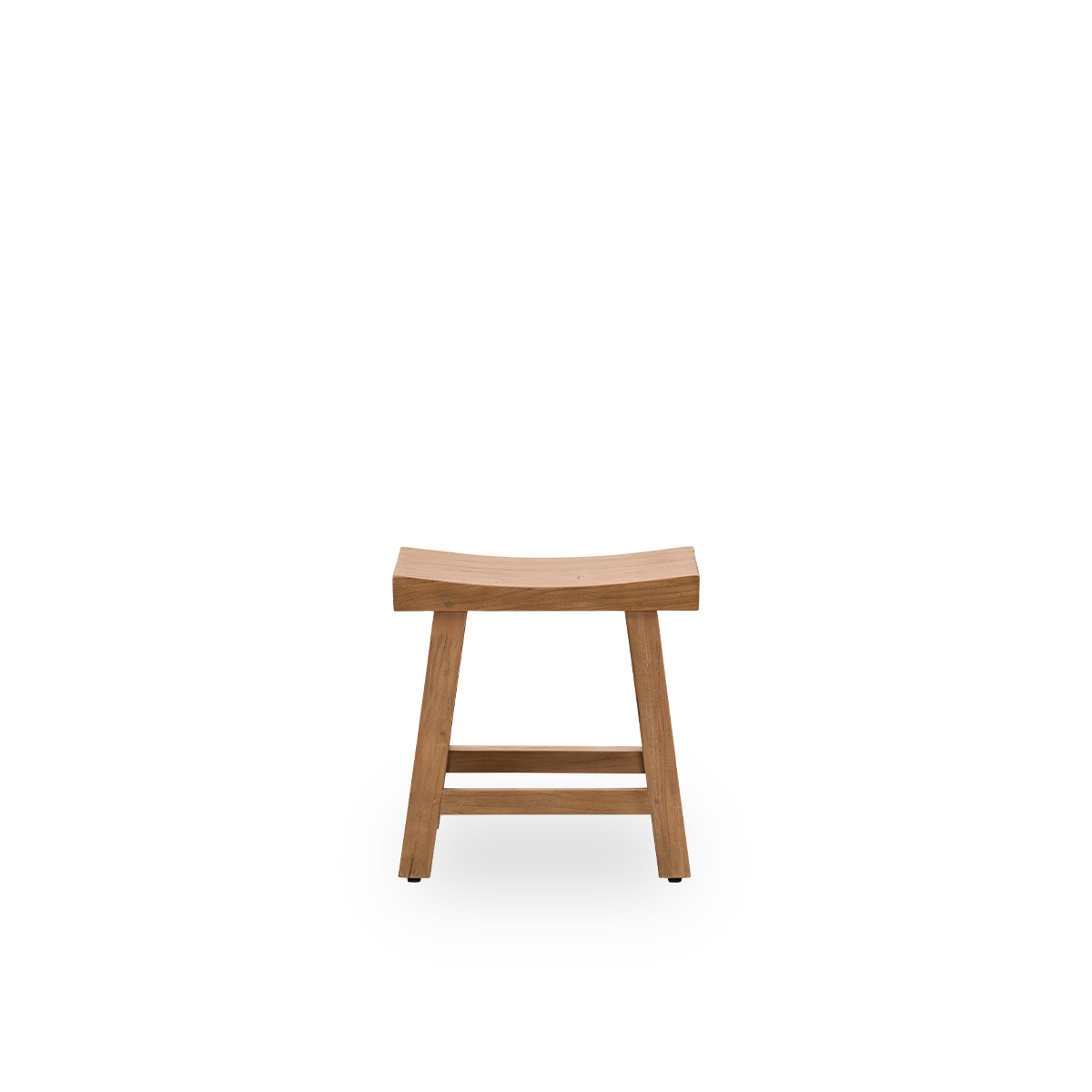 Vorderansicht des Charles Hockers, ein eleganter Hocker aus patiniertem Teakholz, gefertigt aus indonesischem Legal Wood mit rustikalem Finish.