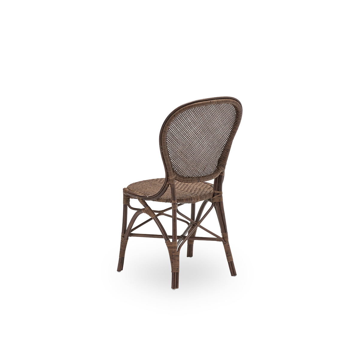 Schräge Rückansicht des Rossini Esszimmerstuhls, aus braunem Rattan. 1993 von Knud Andreasen von Sika-Design gemeinsam mit dem japanischen Designer Yamakawa entworfen und der Signature-Stuhl des Hauses. Handgefertigt aus indonesischem Rattan.