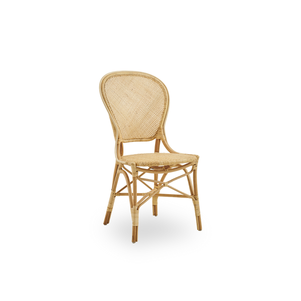 Seitenansicht des Rossini Essstuhls aus natürlichem Rattan. Eleganter Korbstuhl mit runder Rückenlehne in schlichtem Design. Handgefertigt aus hochwertigem Rattan.