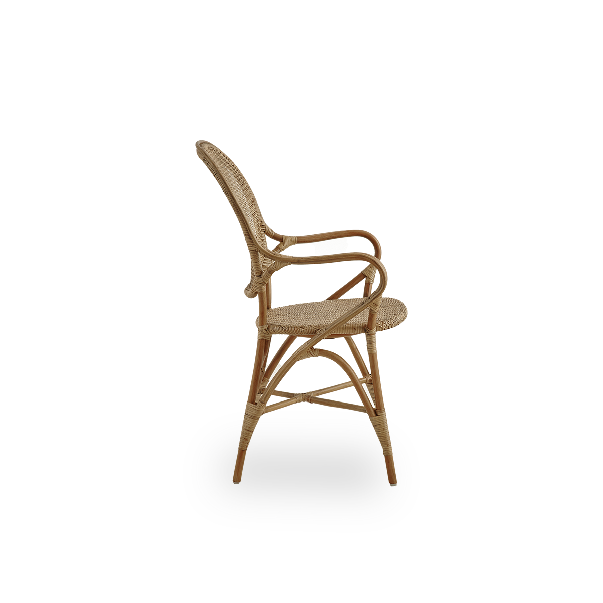 Seitenansicht des Rossini Esssessels in Antikbraun. Eleganter Rattanstuhl mit runder Rückenlehne und Armlehnen in schlichtem Design. Handgefertigt aus hochwertigem Rattan.