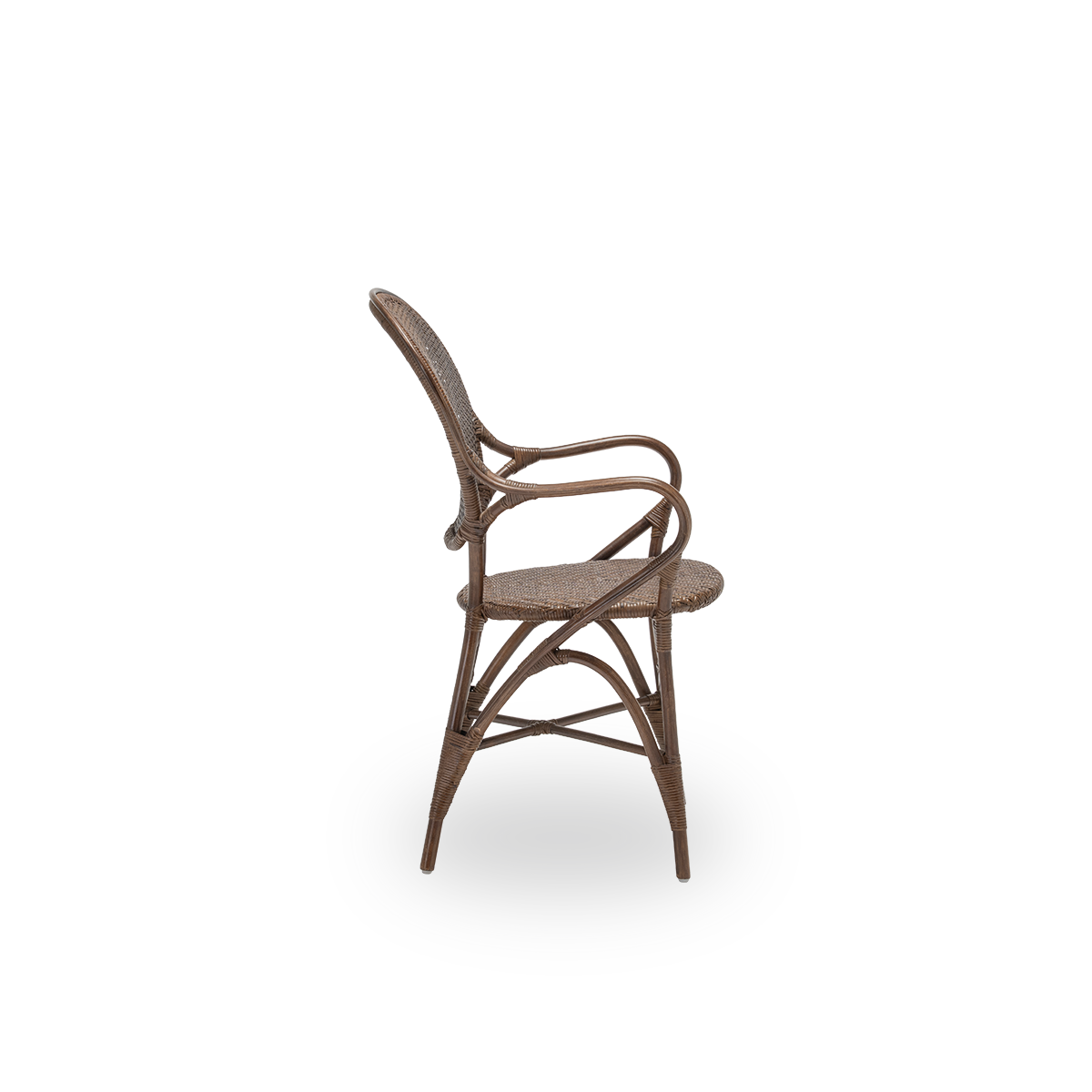 Einfache Seitenansicht des Rossini Esssessels, aus braunem Rattan. 1993 von Knud Andreasen von Sika-Design gemeinsam mit dem japanischen Designer Yamakawa entworfen und der Signature-Stuhl des Hauses. Handgefertigt aus hochwertigem indonesischem Rattan.