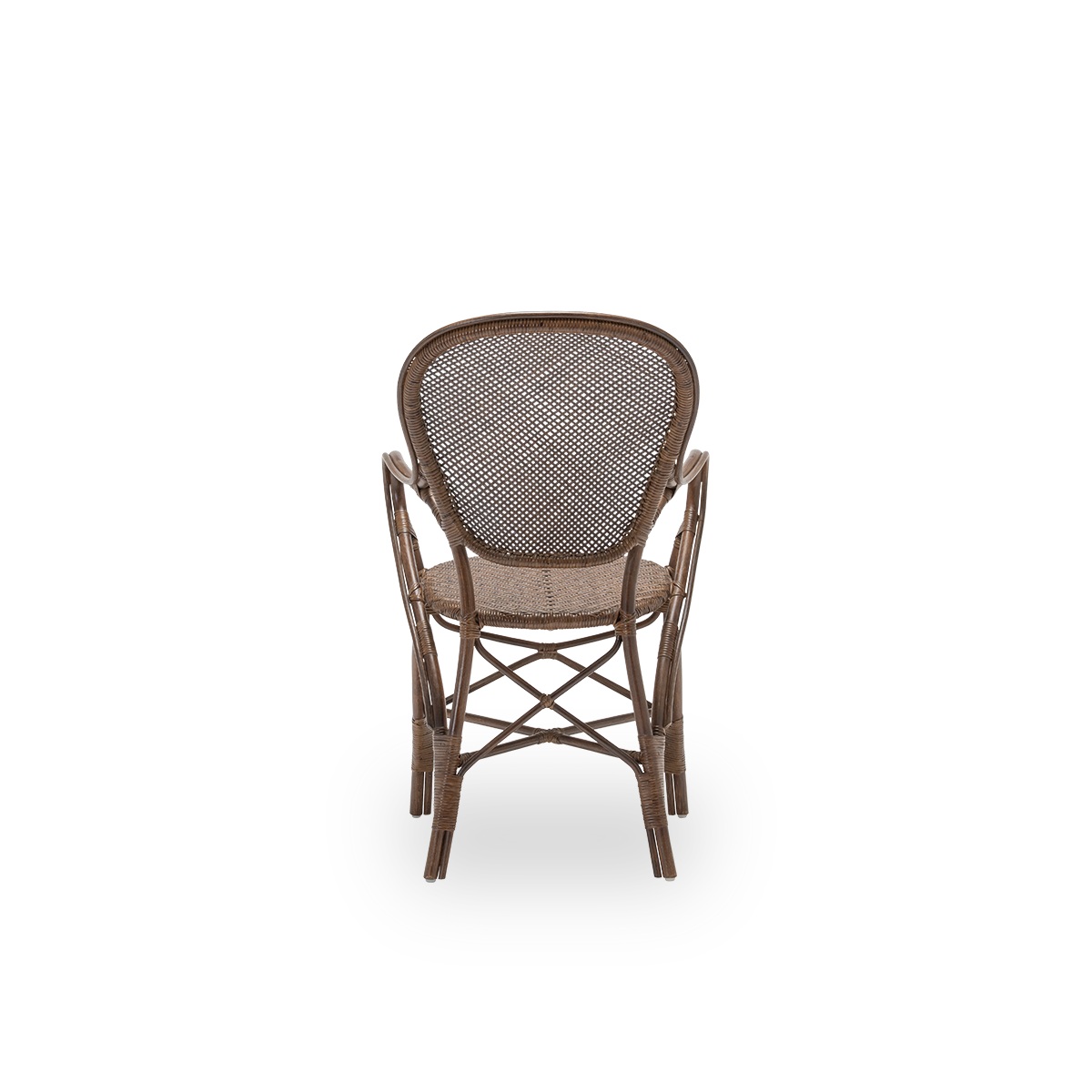 Einfache Rückansicht des Rossini Esssessels, aus braunem Rattan. 1993 von Knud Andreasen von Sika-Design gemeinsam mit dem japanischen Designer Yamakawa entworfen und der Signature-Stuhl des Hauses. Handgefertigt aus hochwertigem indonesischem Rattan.