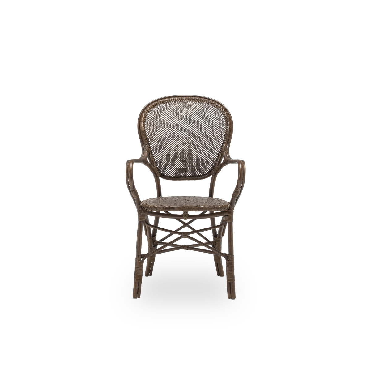 Vorderansicht des Rossini Esssessels, aus braunem Rattan. 1993 von Knud Andreasen von Sika-Design gemeinsam mit dem japanischen Designer Yamakawa entworfen und der Signature-Stuhl des Hauses. Handgefertigt aus hochwertigem indonesischem Rattan.
