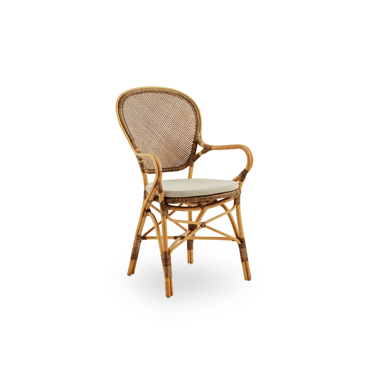 Seitenansicht des Rossini Essstuhls mit Armlehnen in Kirschfarbe. Eleganter Korbstuhl mit runder Rückenlehne und Armlehnen in schlichtem Design. Handgefertigt aus hochwertigem Rattan.