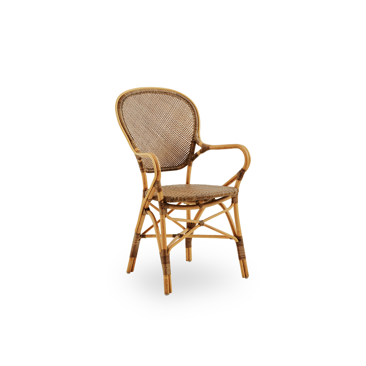 Seitenansicht des Rossini Essstuhls mit Armlehnen in Kirschfarbe. Eleganter Korbstuhl mit runder Rückenlehne und Armlehnen in schlichtem Design. Handgefertigt aus hochwertigem Rattan.