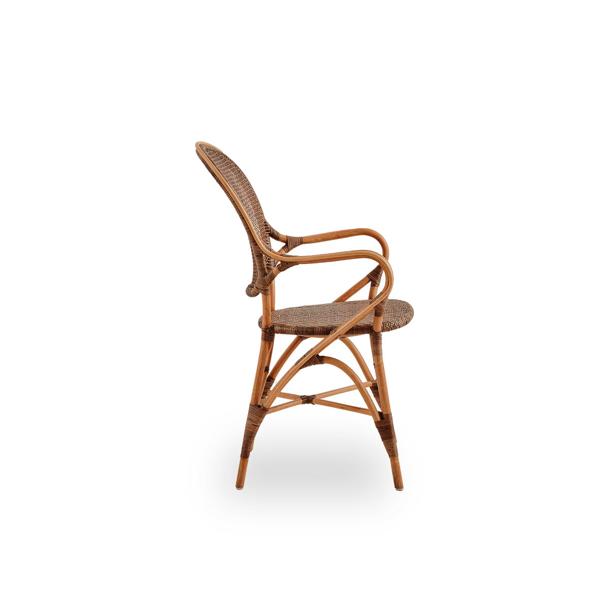 Seitenansicht des Rossini Esssessels in Kirschfarbe. Eleganter Rattanstuhl mit runder Rückenlehne und Armlehnen in schlichtem Design. Handgefertigt aus hochwertigem Rattan.