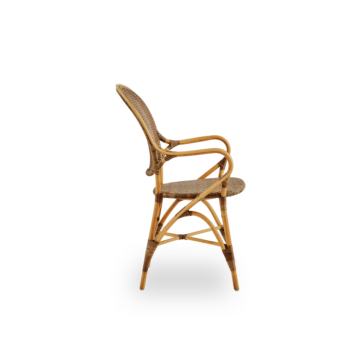Seitenansicht des Rossini Esssessels in Kirschfarbe. Eleganter Rattanstuhl mit runder Rückenlehne und Armlehnen in schlichtem Design. Handgefertigt aus hochwertigem Rattan.