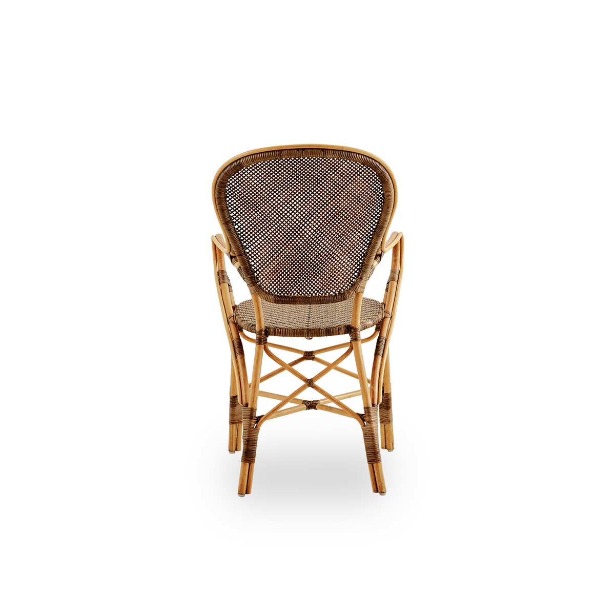 Rückansicht des Rossini-Essstuhls mit Armlehnen in Kirschfarbe. Eleganter Flechtstuhl mit runder Rückenlehne und Armlehnen in schlichtem Design. Handgefertigt aus hochwertigem Rattan.