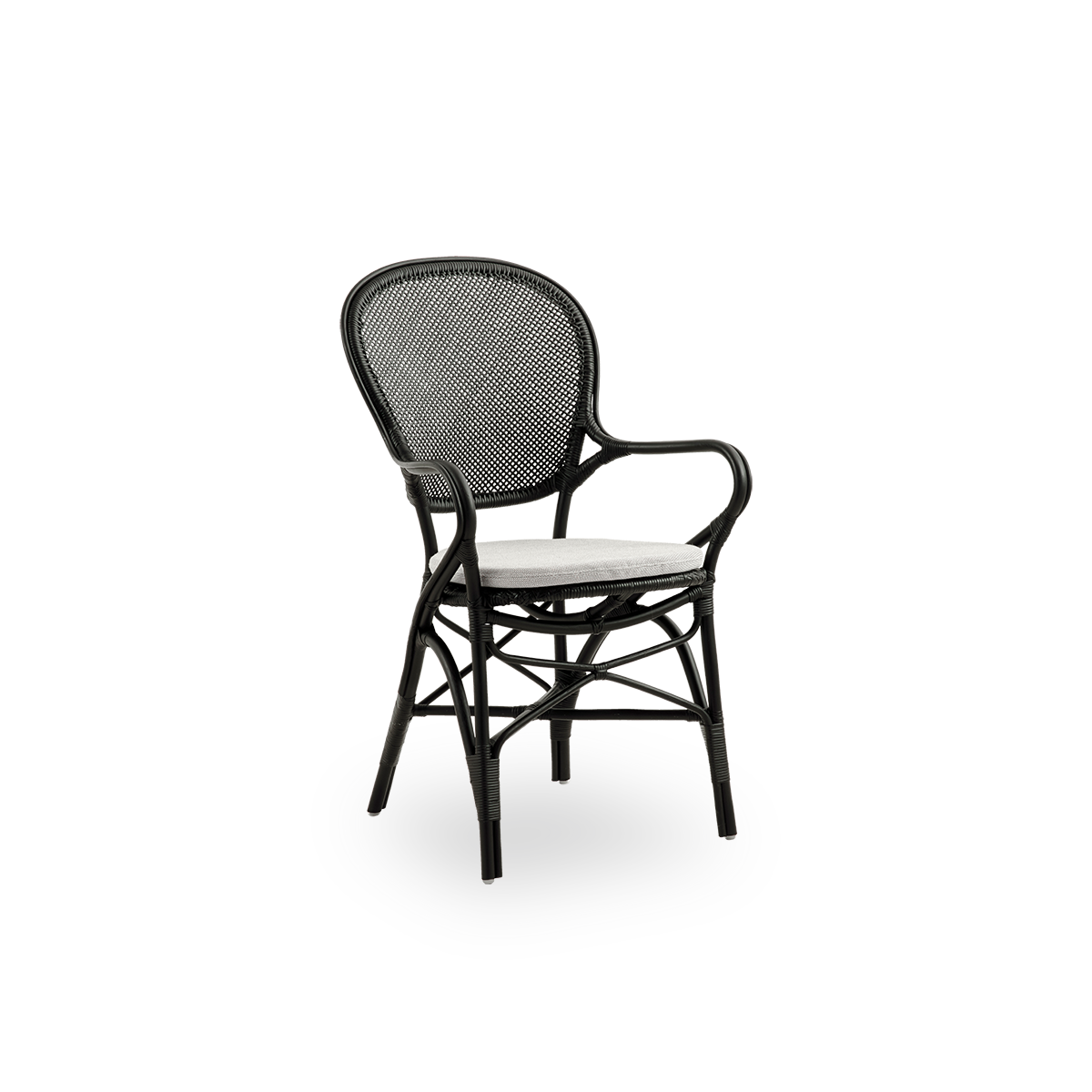 Seitenansicht des Rossini Essstuhls mit Armlehnen in Schwarz. Eleganter Korbstuhl mit runder Rückenlehne und Armlehnen in schlichtem Design. Handgefertigt aus hochwertigem Rattan.
