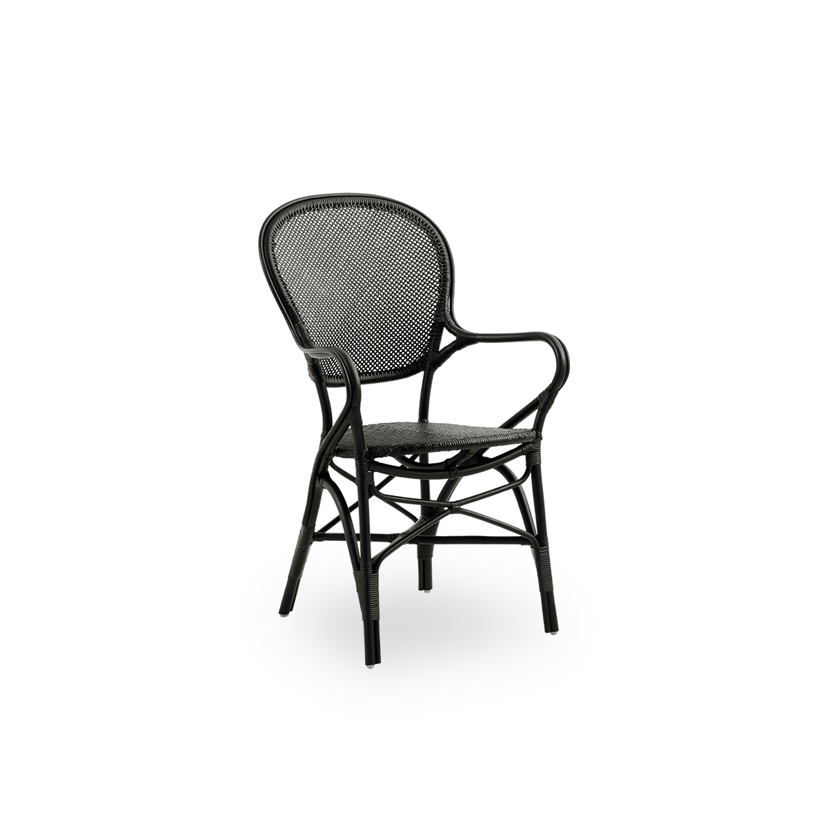 Seitenansicht des Rossini Essstuhls mit Armlehnen in Schwarz. Eleganter Korbstuhl mit runder Rückenlehne und Armlehnen in schlichtem Design. Handgefertigt aus hochwertigem Rattan.