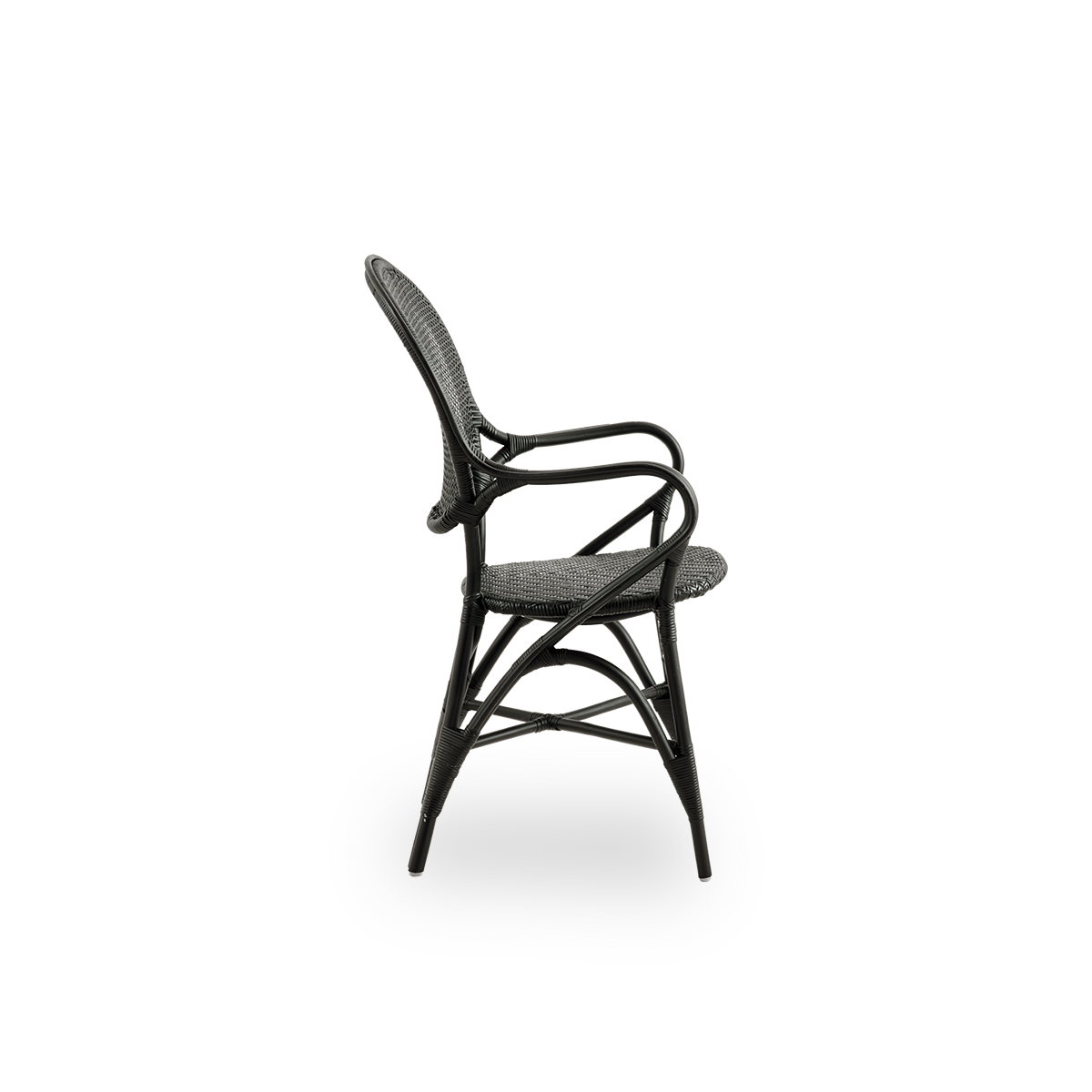 Seitenansicht des Rossini Esssessels in Schwarz. Eleganter Rattanstuhl mit runder Rückenlehne und Armlehnen in schlichtem Design. Handgefertigt aus hochwertigem Rattan.