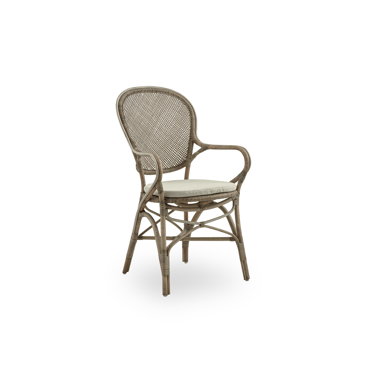 Seitenansicht des Rossini Essstuhls mit Armlehnen in Taupe. Eleganter Korbstuhl mit runder Rückenlehne und Armlehnen in schlichtem Design. Handgefertigt aus hochwertigem Rattan.