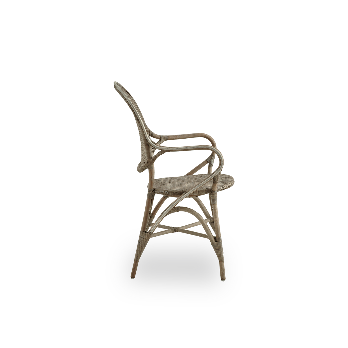 Seitenansicht des Rossini Esssessels in Taupe. Eleganter Rattanstuhl mit runder Rückenlehne und Armlehnen in schlichtem Design. Handgefertigt aus hochwertigem Rattan.