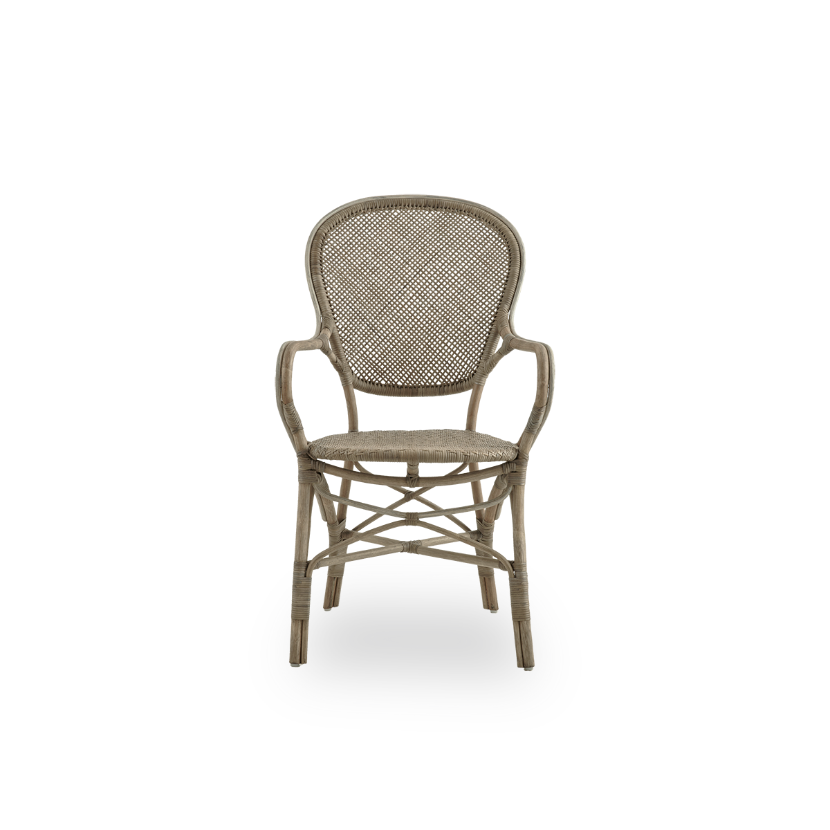 Frontansicht des Rossini Esssessels in Taupe.
Eleganter Flechtstuhl mit runder Rückenlehne und Armlehnen in schlichtem Design. Handgefertigt aus hochwertigem Rattan.