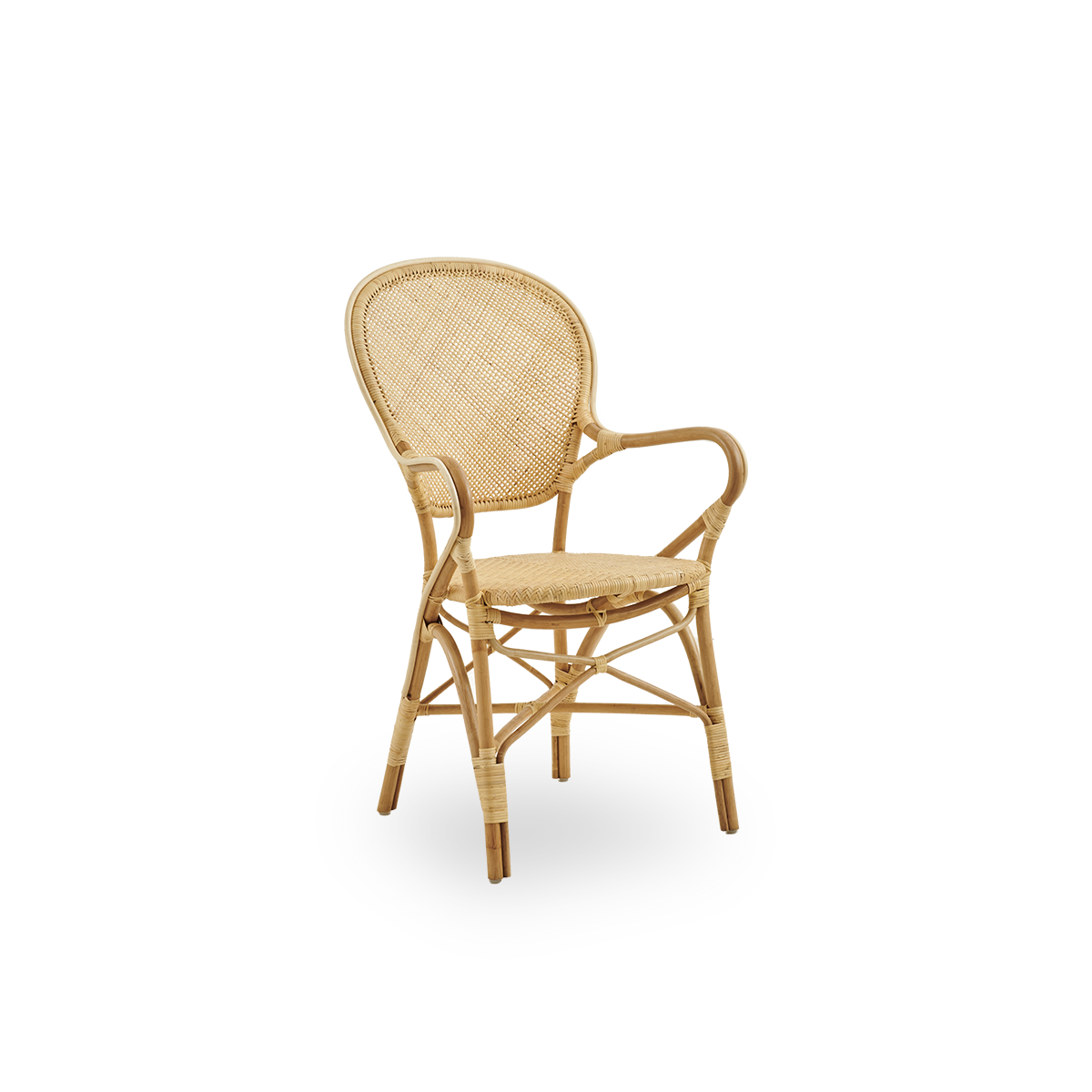 Seitenansicht des Rossini Essstuhls mit Armlehnen aus natürlichem Rattan. Eleganter Korbstuhl mit runder Rückenlehne und Armlehnen in schlichtem Design. Handgefertigt aus hochwertigem Rattan.