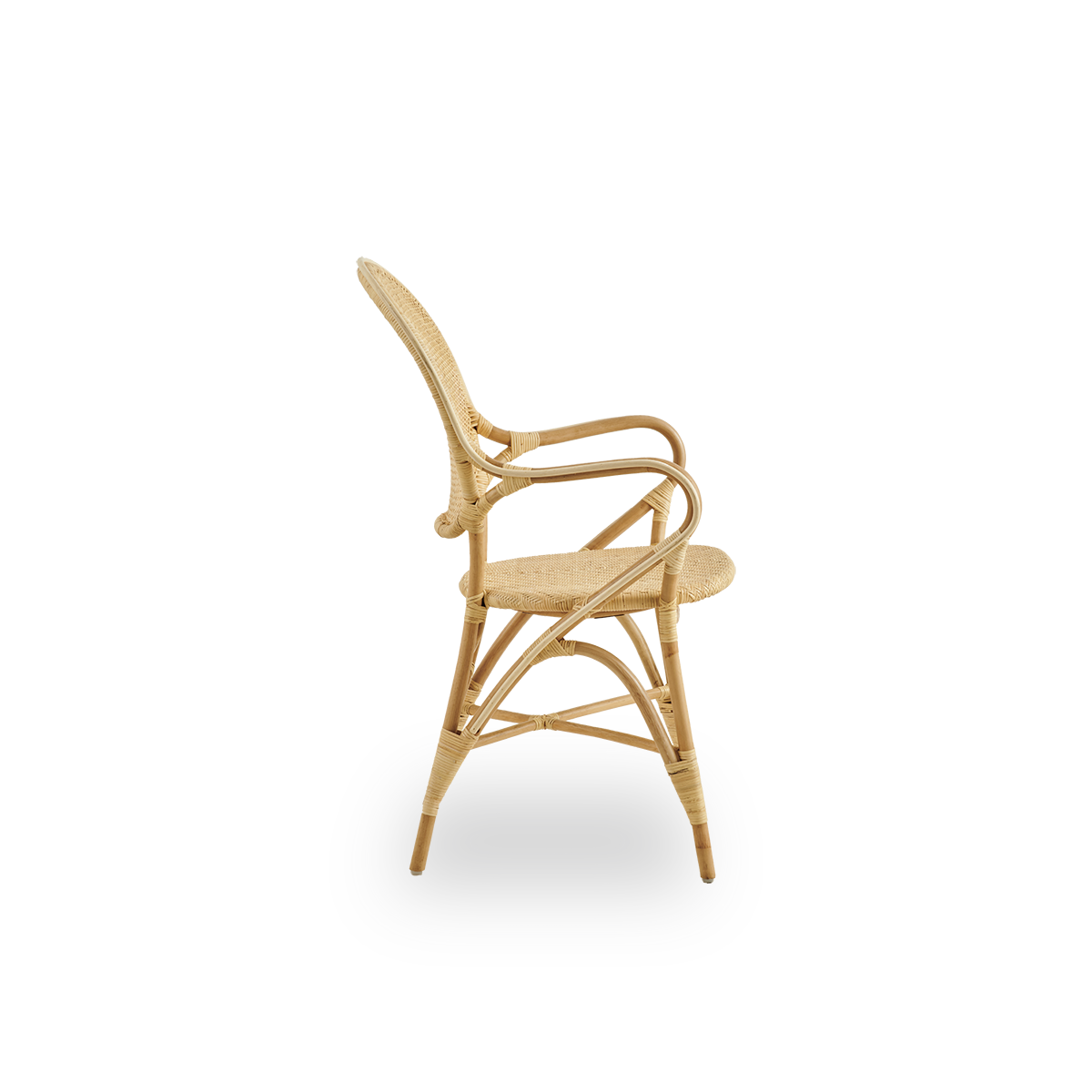 Seitenansicht des Rossini Esssessels aus Natur-Rattan. Eleganter Rattanstuhl mit runder Rückenlehne und Armlehnen in schlichtem Design. Handgefertigt aus hochwertigem Rattan.