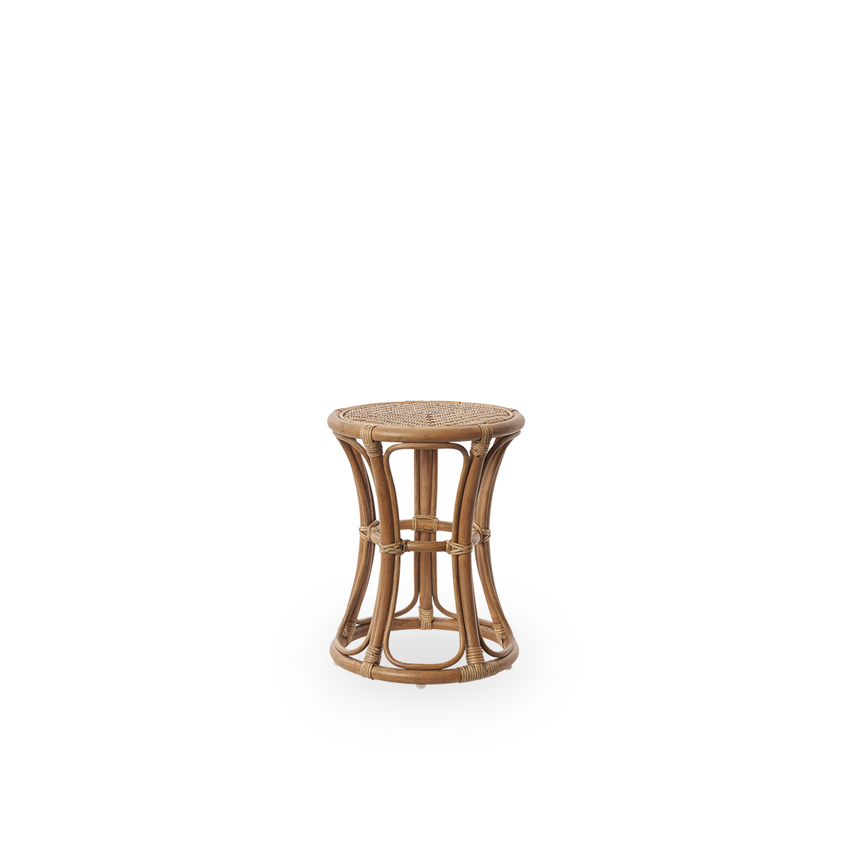 Seitenansicht des Bella Hockers, ein vielseitiger Hocker aus antikem Rattan, handgefertigt aus hochwertigem indonesischem Rattan.