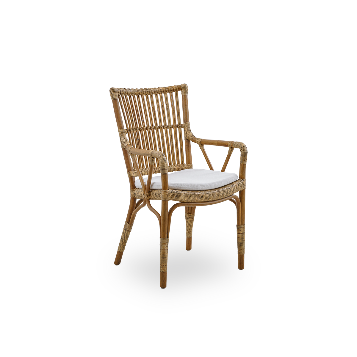 Seitenansicht des Piano Armsessels in Antique-Braun. Eleganter Korbstuhl mit hoher Rückenlehne und Armlehnen, handgefertigt aus hochwertigem indonesischem Rattan.