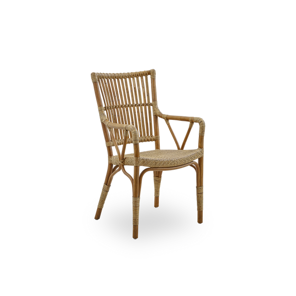 Seitenansicht des Piano Armsessels in Antique-Braun. Eleganter Korbstuhl mit hoher Rückenlehne und Armlehnen, handgefertigt aus hochwertigem indonesischem Rattan.