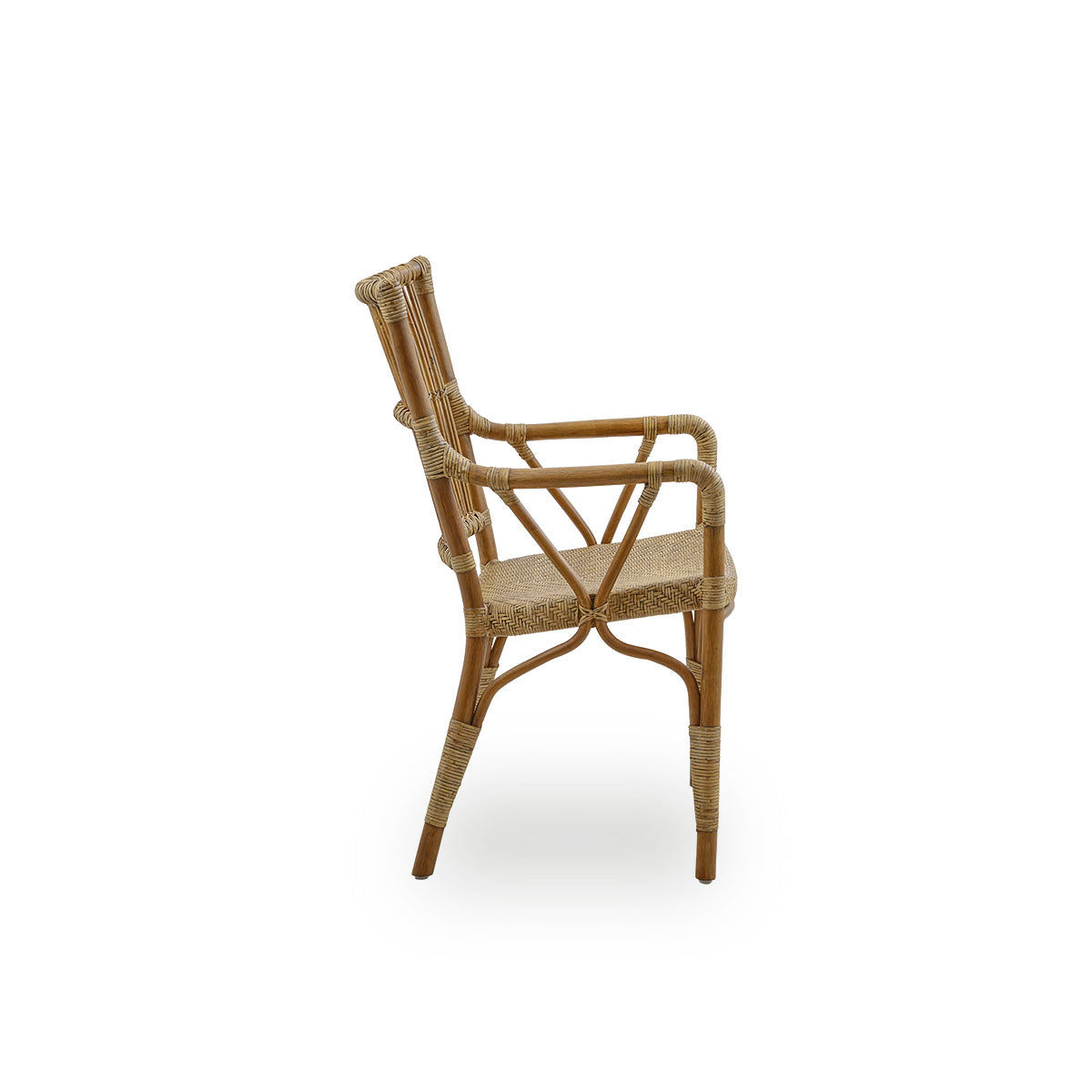 Seitenansicht des Piano Armstuhls in Antikbraun. Eleganter Rattanstuhl mit hoher Rückenlehne und Armlehnen, handgefertigt aus hochwertigem indonesischem Rattan.