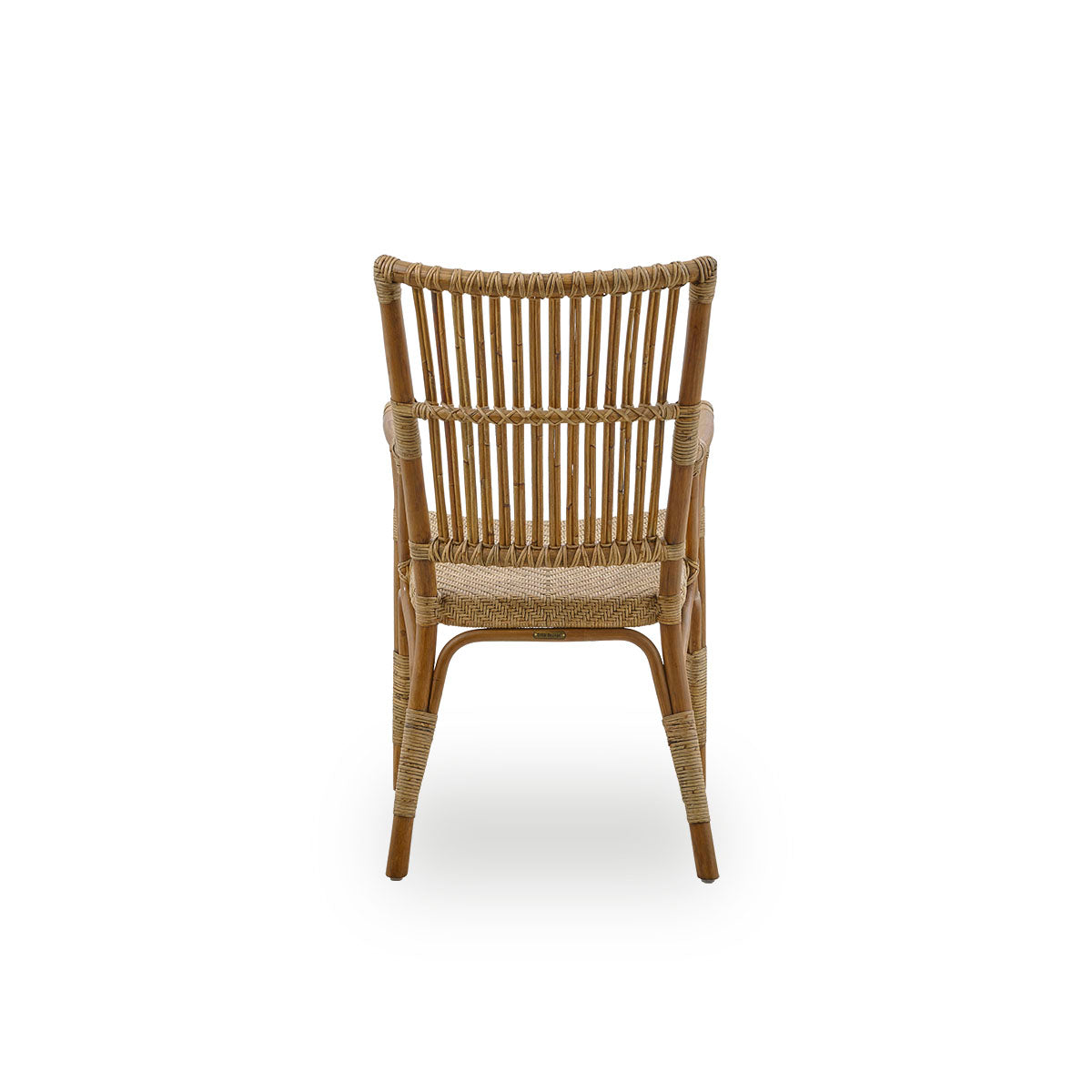 Rückansicht des Piano-Sessels in der Farbe Antikbraun. Eleganter Flechtstuhl mit hoher Rückenlehne und Armlehnen, handgefertigt aus hochwertigem indonesischem Rattan.