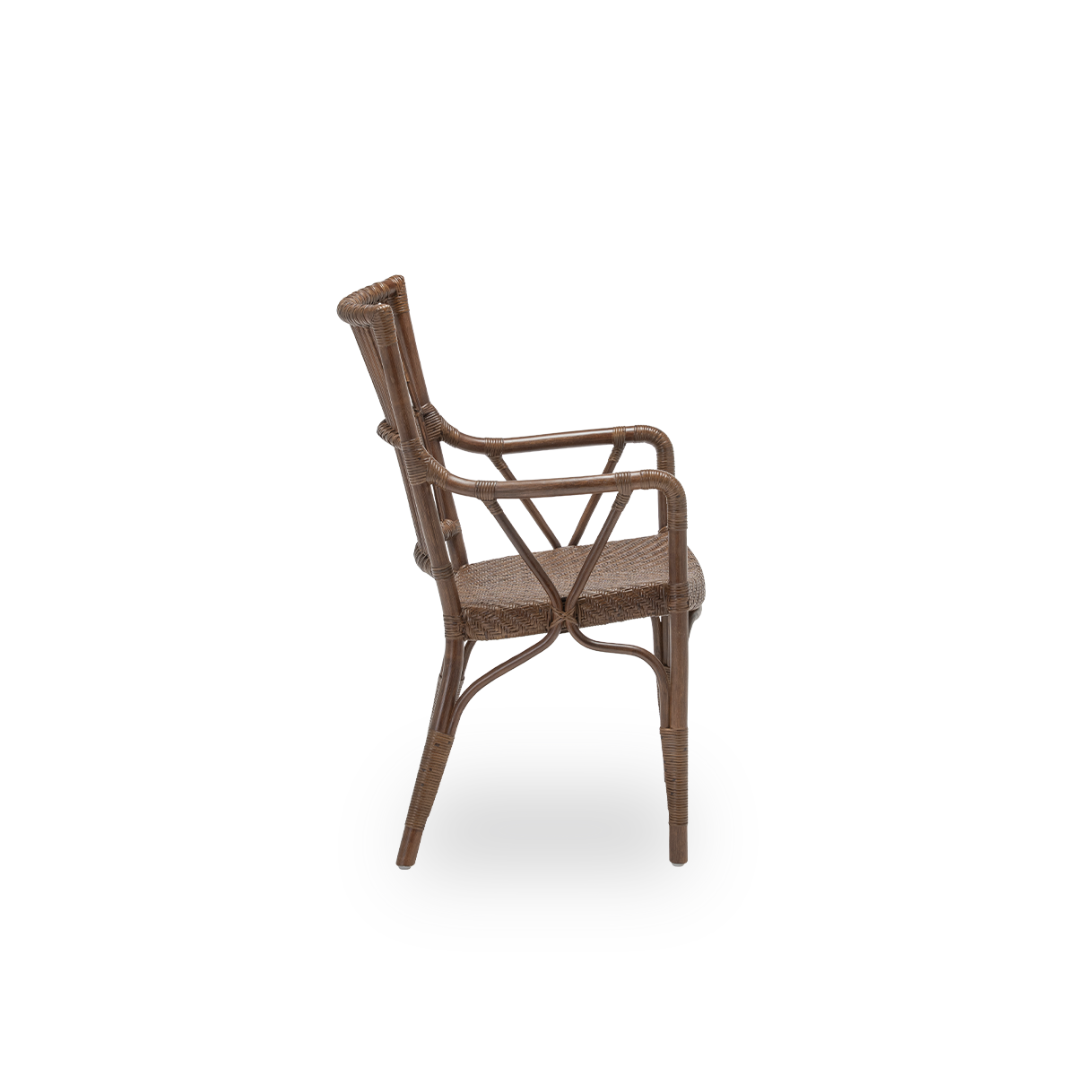 Einfache Seitenansicht des Piano Esszimmerstuhls, aus braunem Rattan. Dänisches Design aus der Originals-Kollektion von Sika-Design, dessen detaillierte Flechtarbeit den Stuhl prägt. Handgefertigt aus hochwertigem indonesischem Rattan.