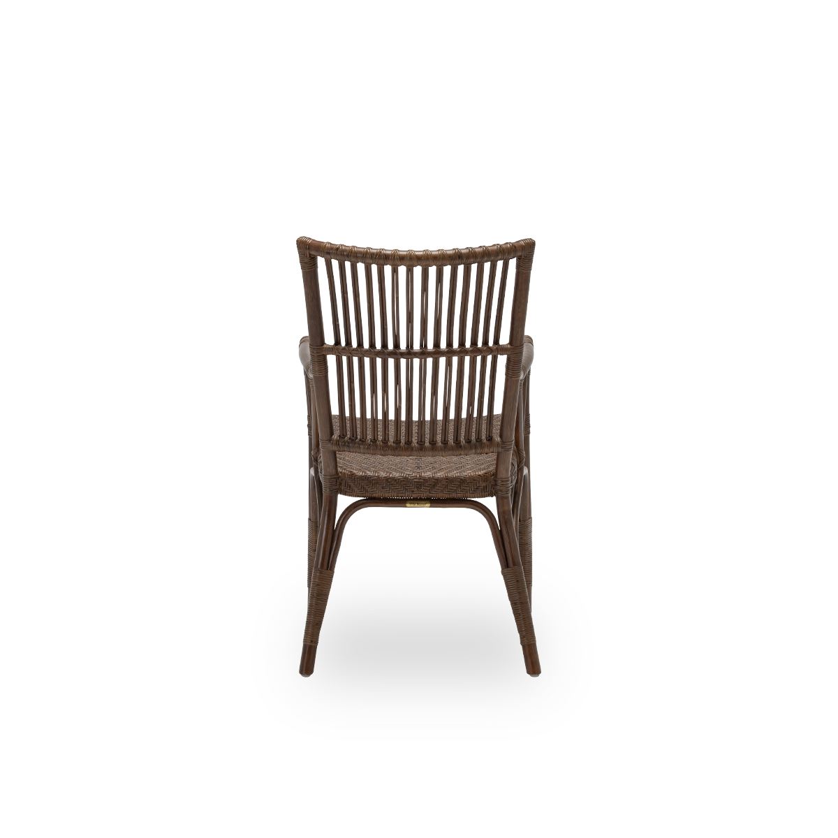 Einfache Rückansicht des Piano Esszimmerstuhls, aus braunem Rattan. Dänisches Design aus der Originals-Kollektion von Sika-Design, dessen detaillierte Flechtarbeit den Stuhl prägt. Handgefertigt aus hochwertigem indonesischem Rattan.