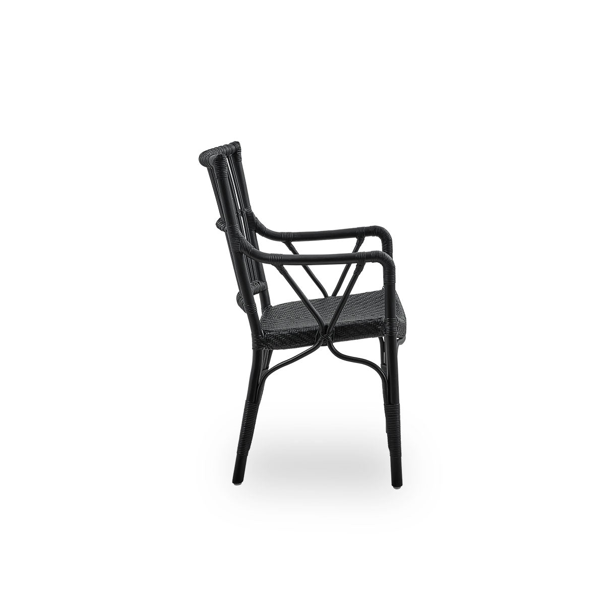 Seitenansicht des Piano Armstuhls in Schwarz. Eleganter Rattanstuhl mit hoher Rückenlehne und Armlehnen, handgefertigt aus hochwertigem indonesischem Rattan.