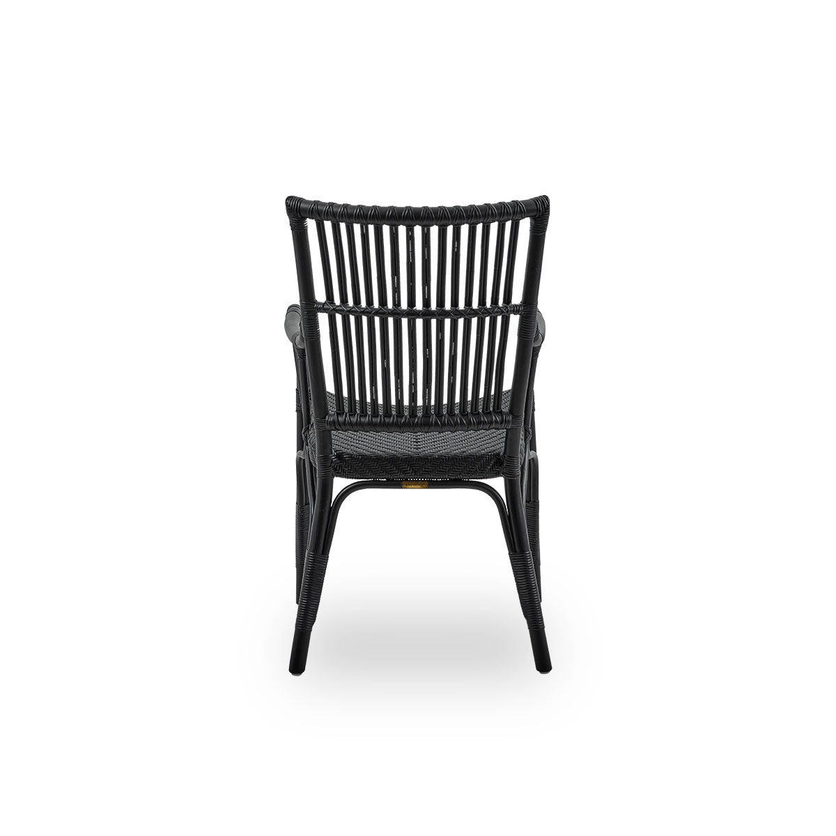Rückansicht des Piano-Sessels in schwarzer Farbe. Eleganter Flechtstuhl mit hoher Rückenlehne und Armlehnen, handgefertigt aus hochwertigem indonesischem Rattan.
