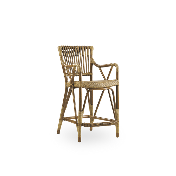 Seitenansicht des Blues Barhockers in antikbraun, gefertigt aus indonesischem Rattan. Handgeflochtener Sitz auf Rattanrahmen mit Rattanlehne.