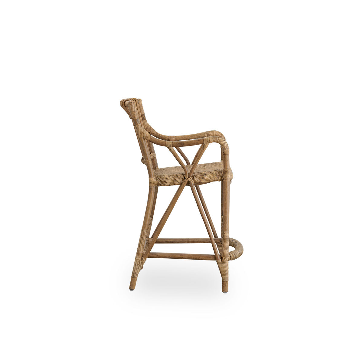 Schlichte Seitenansicht des Blues Barhockers in antikbrauner Farbe aus indonesischem Rattan. Handgeflochtener Sitz auf einem Rattanrahmen mit Rattanlehne.